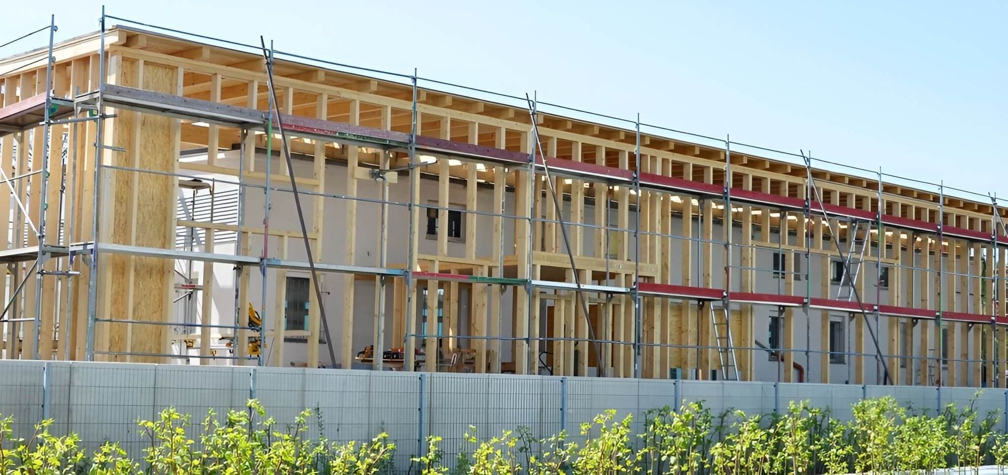 Holzrahmenbau eines Gebäudes mit Gerüst in der Bauphase